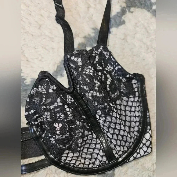 Victoria's secret bra with faux leather details 32dd - Picture 2 of 4